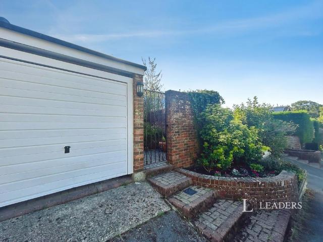 Lingwood Close, Bassett, Southampton. 4 bed terraced house to rent £1,800 pcm £415 pw