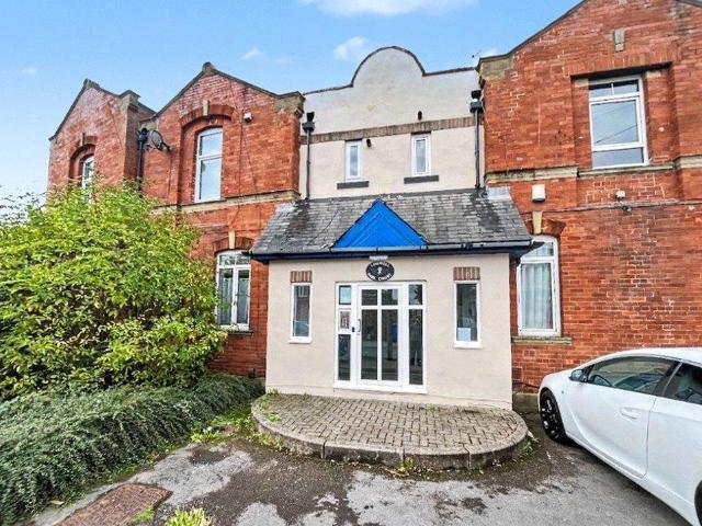 Lingwell Park Court, North Lingwell. 2 bed apartment to rent £743 pcm £171 pw