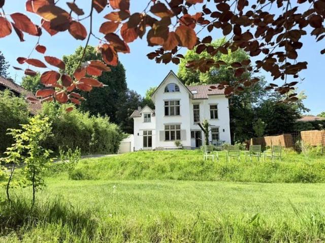 Linkebeek: Magnificent 4 Bedroom Villa + office
