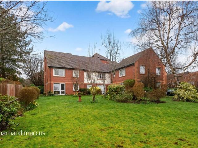 Linkfield Lane, REDHILL 2 bed apartment to rent £1,300 pcm £300 pw