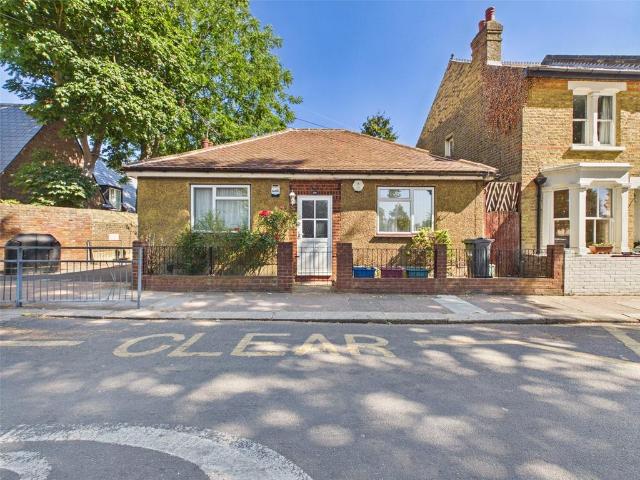 Linkfield Road, Middlesex 2 bed bungalow to rent £1,800 pcm £415 pw