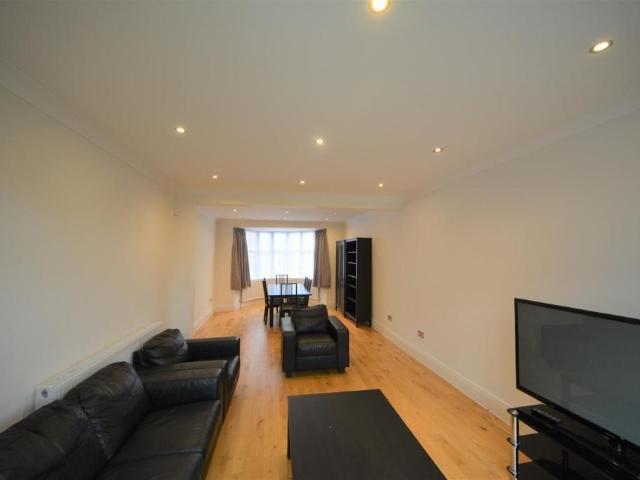 Linkside, London 4 bed semi detached house to rent £4,099 pcm £946 pw