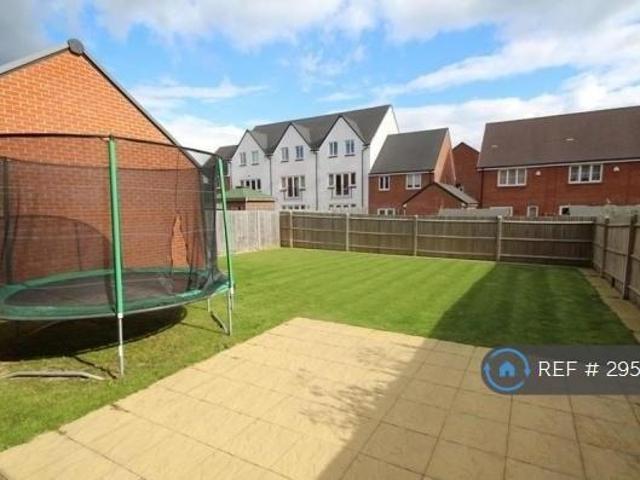 Linnet Avenue, Amersham, HP6 5 bed detached house to rent £3,100 pcm £715 pw
