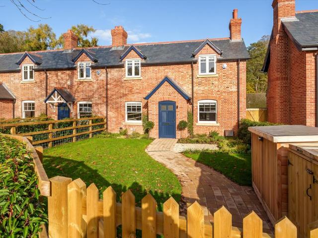 Linnet Drive, Ascot, Berkshire SL5 2 bed end of terrace house to rent £2,500 pcm £577 pw