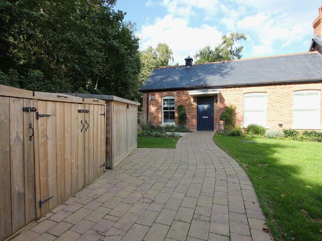 Linnet Drive, Ascot SL5, 1 bed cottage to rent, £1,800 pcm | PrimeLocation