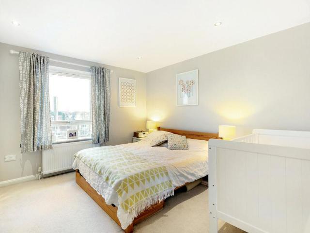 Linnet Mews, Nightingale Triangle. 3 bed house to rent £4,000 pcm £923 pw