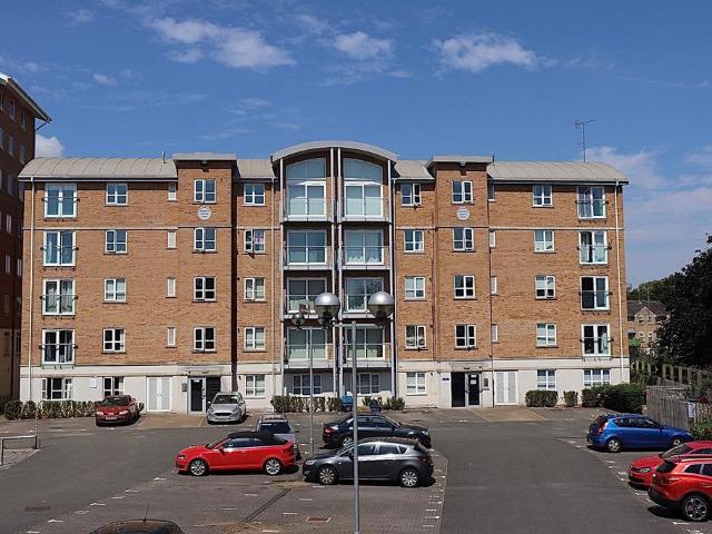 Lion Court, Southbridge, Northampton. 2 bed flat to rent £950 pcm £219 pw