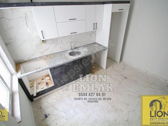 LION EMLAK'TAN SIFIR YAŞINDA, BALKONLU KİRALIK 2+1 DAİRE