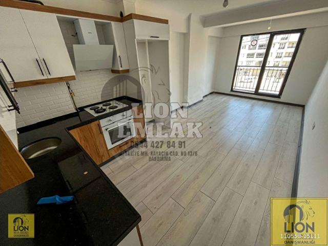 LION EMLAK'TAN YENİ MAHALLEDE CADDE MANZARLI SATILIK 1+1 DAİRE