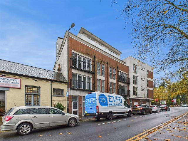 Lion Green Road, Coulsdon CR5, 2 bed flat to rent, £1,499 pcm | PrimeLocation