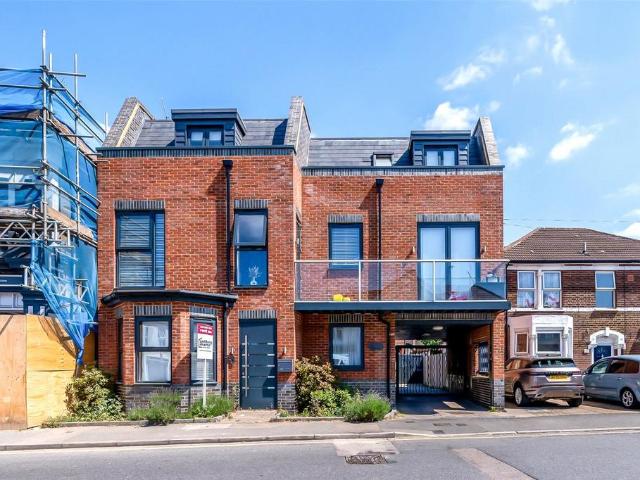 Lion Road, Bexleyheath, Kent, DA6 2 bed apartment to rent £1,750 pcm £404 pw