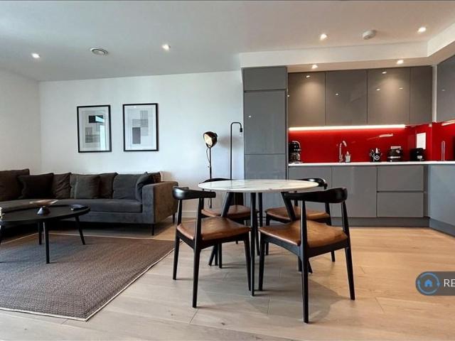 Liberty House, Egham, TW20 2 bed flat to rent £1,650 pcm £381 pw
