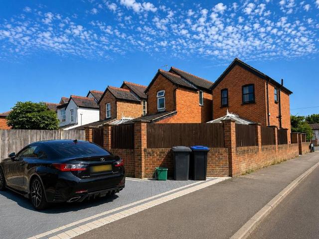 Liberty Lane, Addlestone, Surrey, KT15 2 bed detached house to rent £1,910 pcm £441 pw