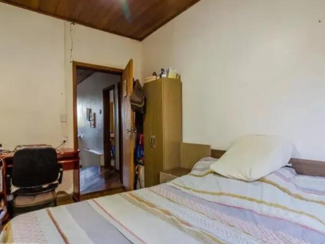 Libertas Imobiliária aluga casa com 200m² construídos no bairro Tristeza