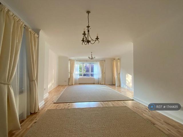 Liberton, Edinburgh, EH16 3 bed flat to rent £2,100 pcm £485 pw