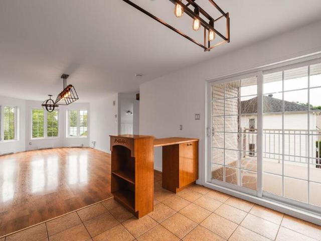 Libre ! Haut De Triplex 5 1/2 Rénové