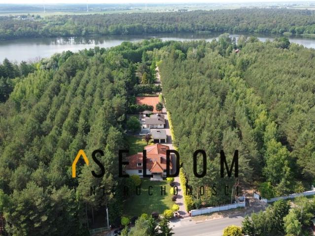 Ekskluzywny dom z kortem i domkiem gości w Licheniu