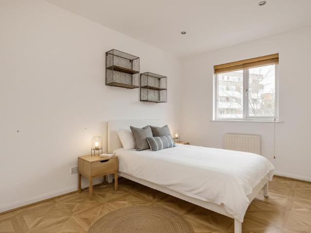 Lichfield Gardens, Surrey TW9 2 bed flat to rent £4,000 pcm £923 pw
