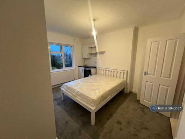 Lichfield Grove, London, N3 Studio to rent £1,050 pcm £242 pw
