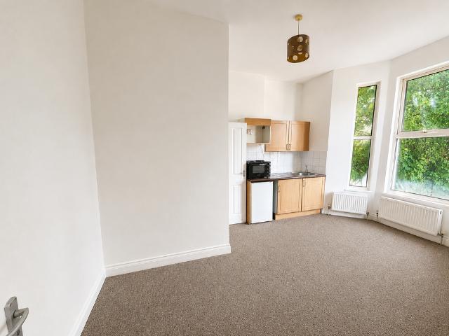 Lichfield Grove, London N3 Studio to rent £1,050 pcm £242 pw