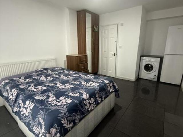 Lichfield Road, Hounslow TW4 1 bed bedsit to rent £850 pcm £196 pw