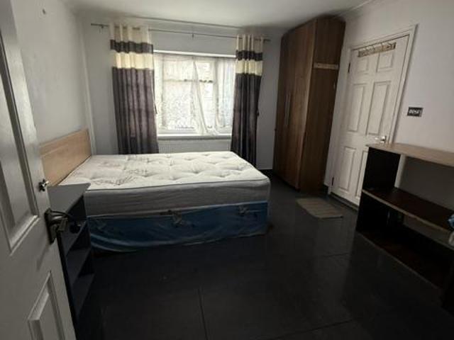 Lichfield Road, Hounslow TW4 1 bed bedsit to rent £850 pcm £196 pw