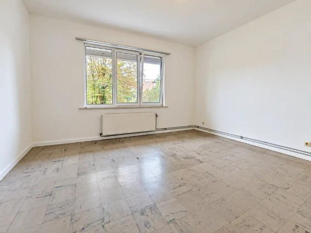 Licht 2 slaapkamer appartement met terras tegenover park!