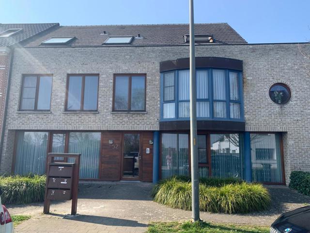 Licht appartement met ruim terras en garage