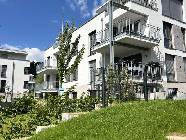 Licht durchflutete Wohnung mit Balkon, zwei Bädern und Aufzug!
