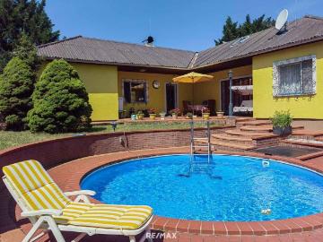Licht, Luft und Freiheit: Bungalow mit großem 1.622 m2 Garten und Pool