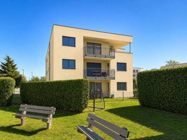 Licht, Raum und ein wunderschöner Blick auf den See eine renovierte Wohnung im obersten Stock