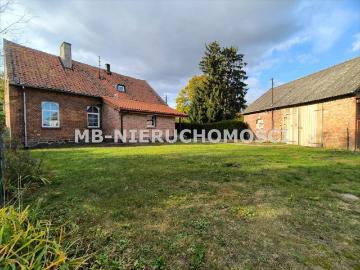 Dom z cegły z lat międzywojnia z dużą działką i oddzielnym wejściem