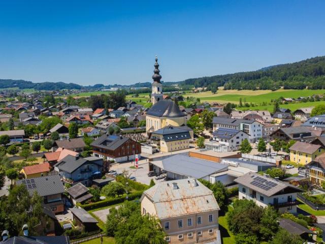 „Lichtblick Zinshaus: Beständiger Wohnraum, sicherer Ertrag.“