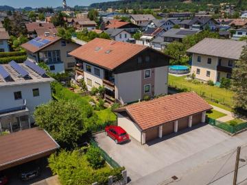 „Lichtblick Zinshaus: Beständiger Wohnraum, sicherer Ertrag.“