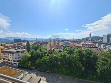 LICHTDURCHFLUTET ÜBER DEN DÄCHERN DER ALTSTADT