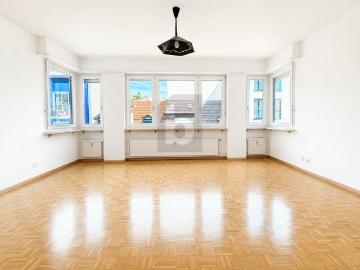 LICHTDURCHFLUTET UND ZENTRAL, MIT LIFT