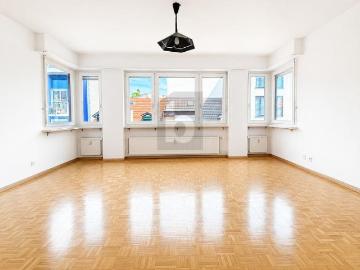 LICHTDURCHFLUTET UND ZENTRAL, MIT LIFT