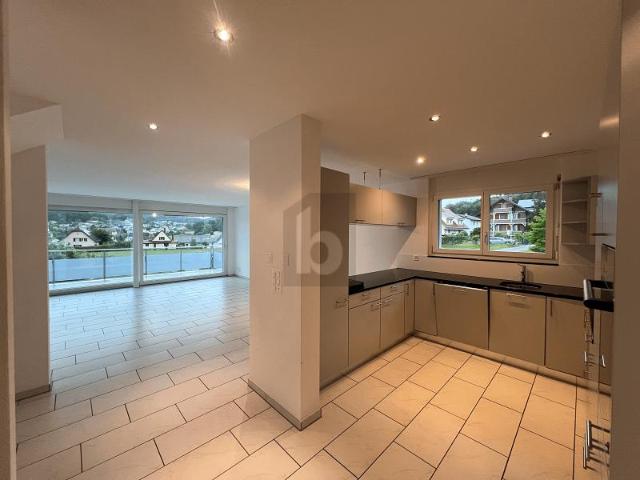 LICHTDURCHFLUTET UND MODERN AN PRIVATER LAGE