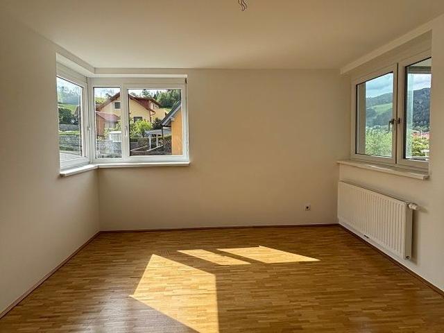 Lichtdurchflutete 4 Zimmer Wohnung mit Balkon