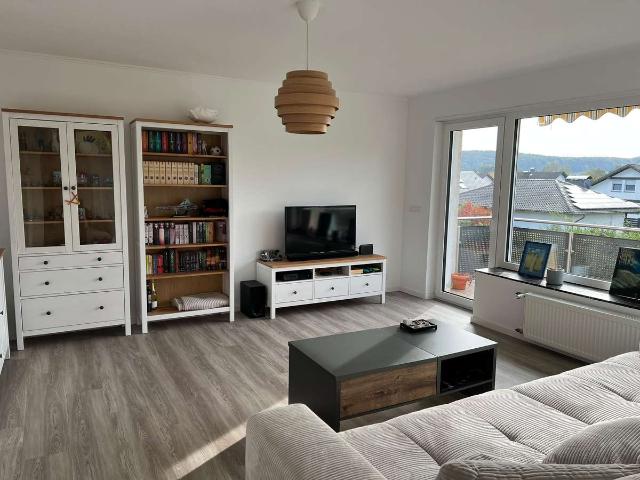 lichtdurchflutete 4 Zimmer Wohnung mit Balkon in ruhiger Lage