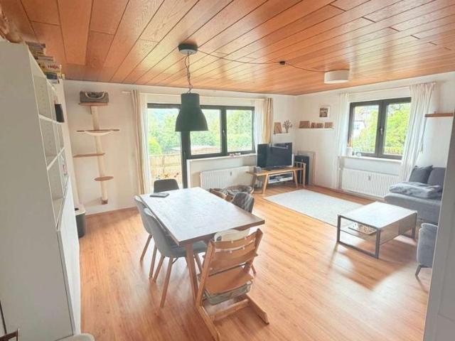 Lichtdurchflutete 4 Zimmer Wohnung mit Garten in ruhiger Lage