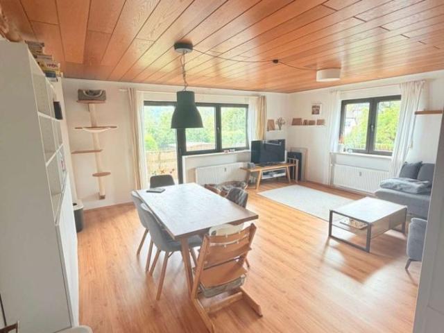Lichtdurchflutete 4 Zimmer Wohnung mit Garten in ruhiger Lage