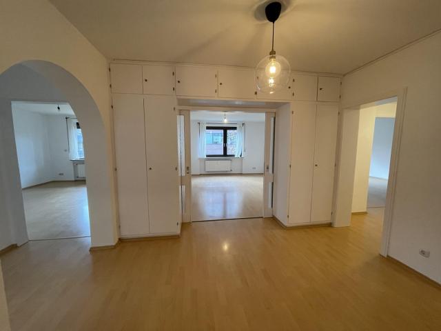 Lichtdurchflutete 4 Zimmer Wohnung mit Skyline Blick im Herzen Frankfurts