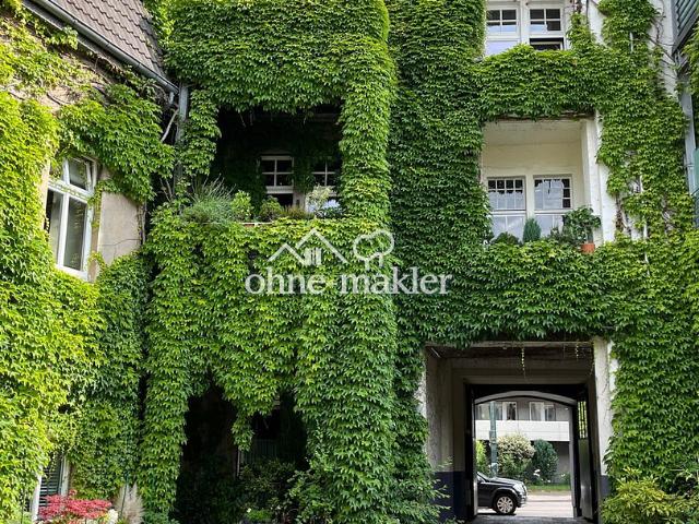 Lichtdurchflutete 4 Zimmer Altbauwohnung mit zwei Balkonen in schöner Hoflage von Grafenberg