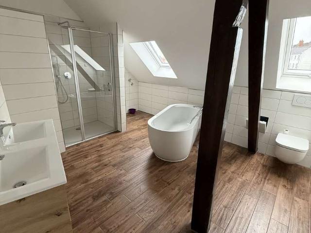 Lichtdurchflutete 4 Zimmer Dachgeschosswohnung mit Einbauküche