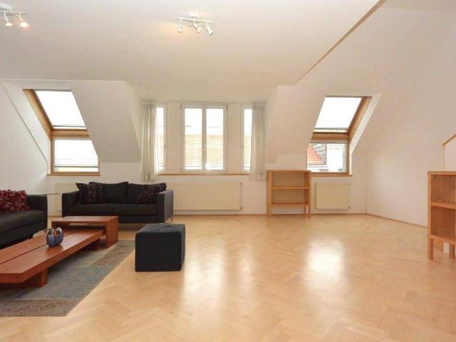 Lichtdurchflutete 4 Zimmer Dachgeschoß Maisonette mit Terrasse im Herzen des 18. Bezirks