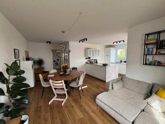 Lichtdurchflutete 4 Zimmer Erdgeschosswohnung mit eigenem Garten