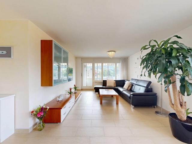 Lichtdurchflutete 4.5 Zimmer Dachwohnung mit Aussenparkplatz