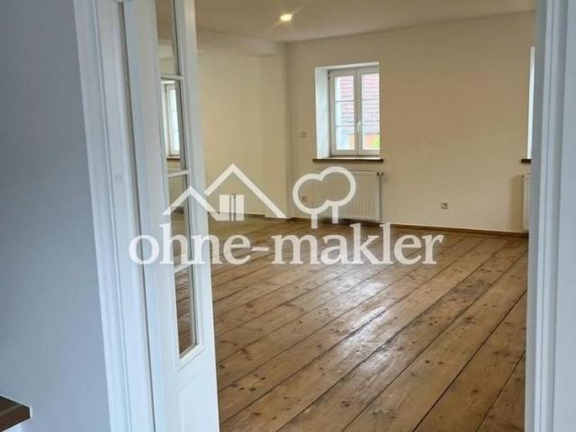 Lichtdurchflutete 4,5 Zimmer Galerie Mansardenwohnung im historischen Dreiseithof in Gilching
