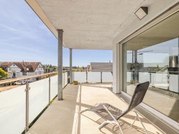 Attikawohnung mit grosszügiger, gedeckter Terrasse & Bad en Suite in Seenähe